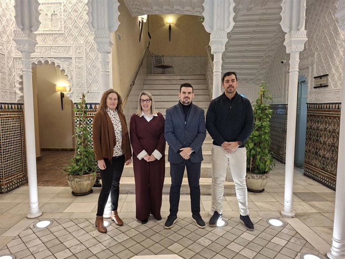 El portavoz del Grupo Municipal del PP de Mérida, Santiago Amaro, junto a otros miembros de la formación en el desayuno informativo para hacer balance de 2025