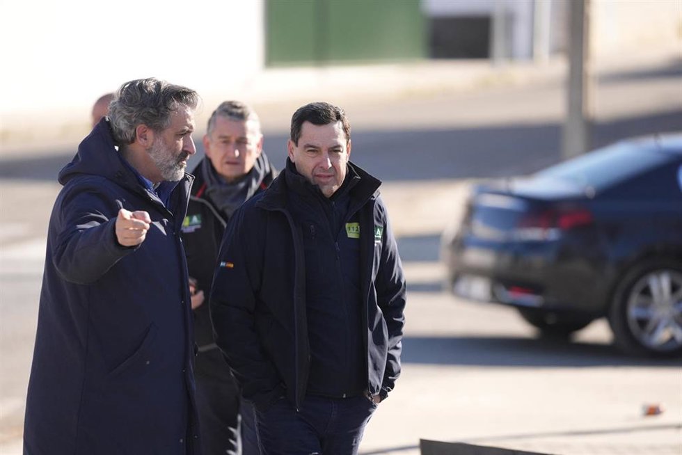 El presidente de la Junta de Andalucía, Juanma Moreno (c), acude a la caseta municipal de Adamuz para atender a los medios de comunicación. A 19 de enero de 2026, en Adamuz, Córdoba (Andalucía, España).a cifra de fallecidos se ha elevado a 39, según han