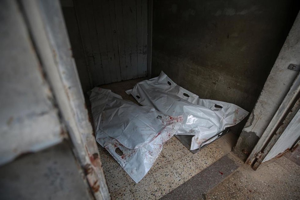 Archivo - Cadáveres de dos palestinos muertos en un bombardeo ejecutado en diciembre de 2025 por el Ejército de Israel contra la Franja de Gaza a pesar del alto el fuego en vigor desde octubre de 2025 (archivo)