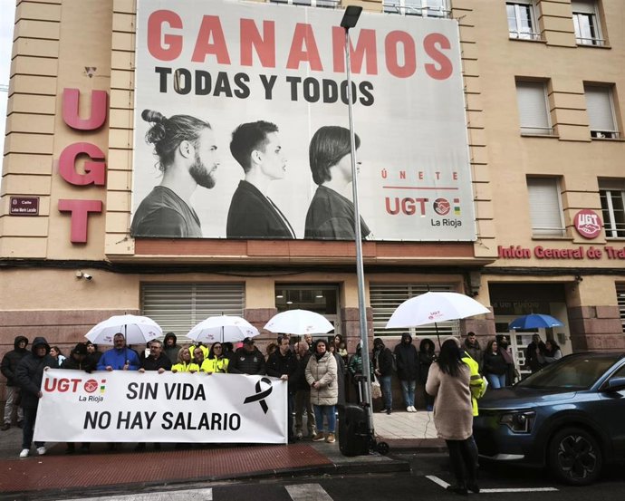 UGT La Rioja guarda un minuto de silencio por el accidente ferroviario de Adamuz