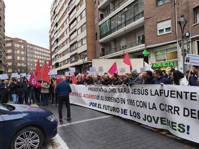 Agricultores, comuneros y regantes del Páramo Bajo de León se concentran ante la sede de la Confederación Hidrográfica del Duero (CHD).