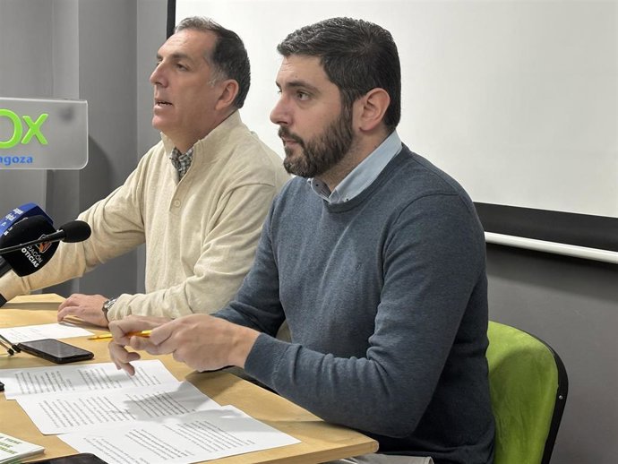 El portavoz nacional de Inmigración, Interior y Seguridad de Vox, Samuel Vázquez, y el candidato de este partido a la presidencia del Gobierno de Aragón, Alejandro Nolasco.