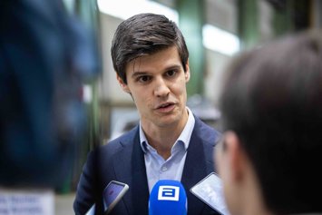 Archivo - El director general de Santa Bárbara Sistemas, Alejandro Page, atiende a los medios durante una visita a la fábrica GDELS-SBS en Trubia, a 31 de octubre de 2025, en Oviedo, Asturias (España).
