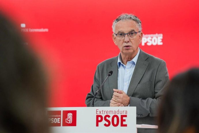 El presidente de la Comisión Gestora del PSOE de Extremadura, José Luis Quintana, en rueda de prensa