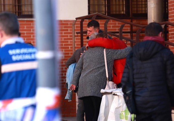 Imagen de familiares de víctimas en el siniestro ferroviario de Adamuz (Córdoba) accediendo al punto de información habilitado en el Centro Cívico Poniente Sur. A 19 de enero de 2026, en Córdoba (Andalucía, España). 