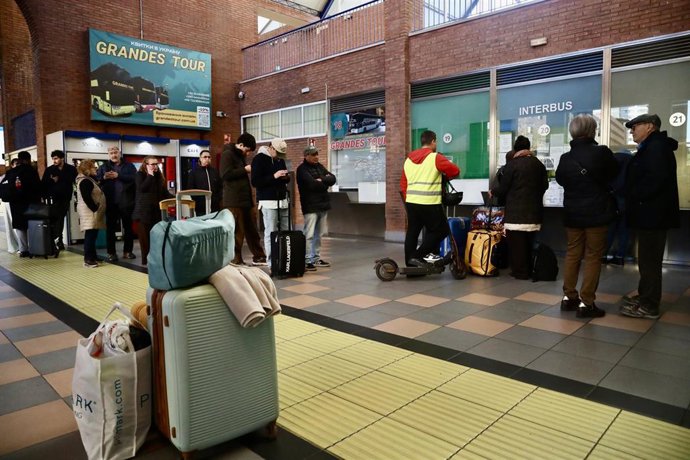 Viajeros en la estación de autobuses de Málaga