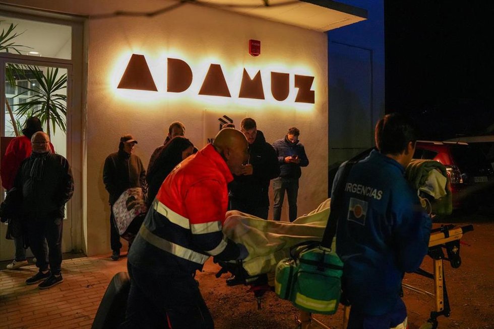 Coordinación de los equipos emergencias en el Polideportivo de Adamuz para socorrer a los heridos y fallecidos en el descarrilamiento de dos trenes de alta velocidad en el término municipal, a 19 de enero de 2026 en Adamuz (Córdoba, España). El descarr