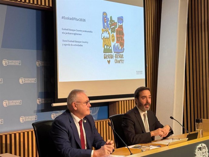 El consejero de Turismo, Comercio y Consumo del Gobierno Vasco, Javier Hurtado, presenta junto al director de Basquetour, Daniel Solana, la participación de Euskadi en Fitur 2026