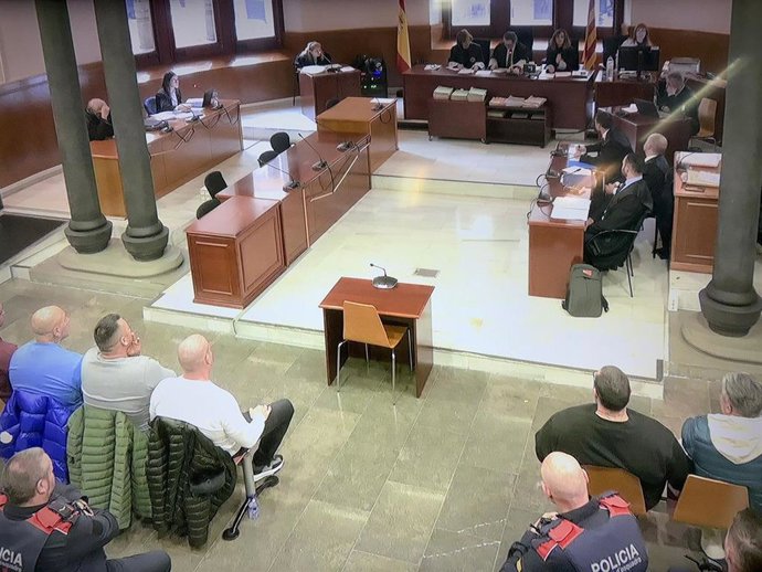 Siete acusados, algunos de ellos miembros de 'Casuals', este lunes en la Audiencia de Barcelona