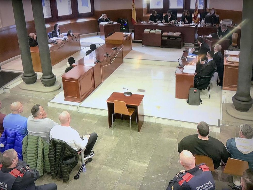 Siete acusados, algunos de ellos miembros de 'Casuals', este lunes en la Audiencia de Barcelona