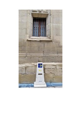 Hito del Camino de Santiago situado en la fachada principail de la Concatedral de La Redonda en Logroño
