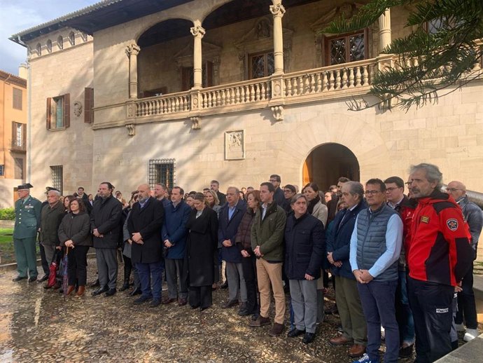 Minuto de silencio en el Consolat de Mar por el accidente ferroviario en Córdoba