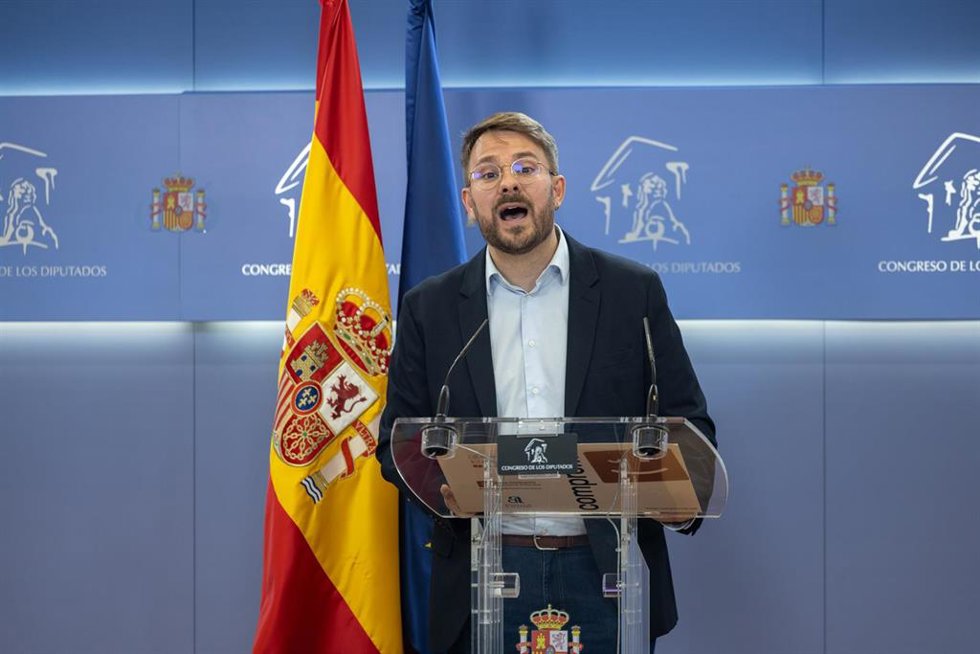 Archivo - Imagen de archivo del diputado de Sumar Alberto Ibáñez durante una rueda de prensa, en el Congreso de los Diputados