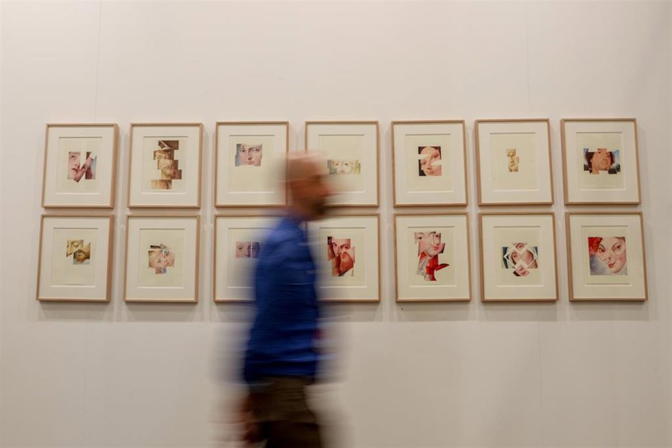 Archivo - Un visitante pasa por delante de las obras de la Galería Max Estrella en la 30 edición de la Feria Estampa, en IFEMA Madrid, a 15 de octubre de 2022, en Madrid, (España). Estampa está consolidada como una  de las ferias de arte contemporáneo m