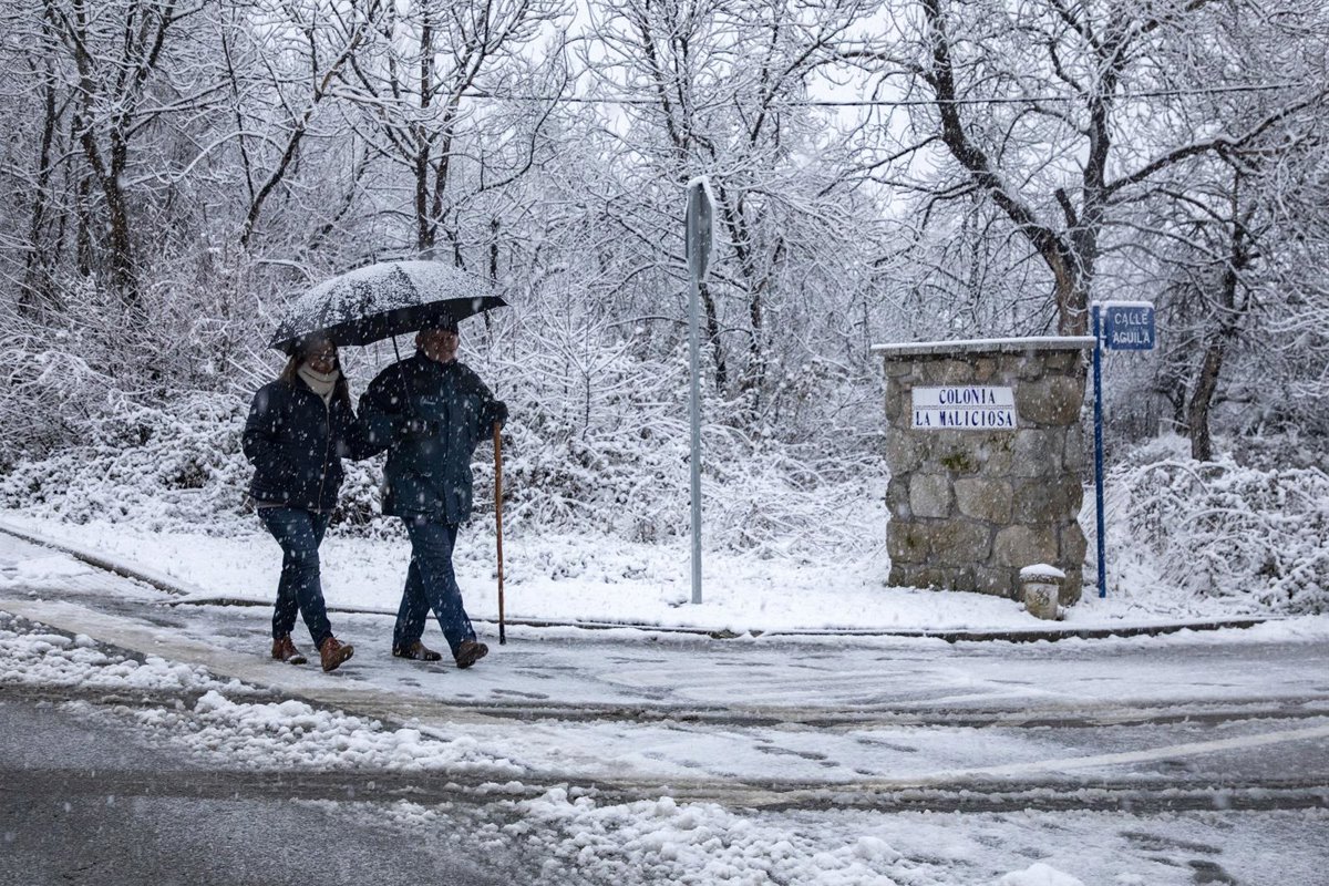 La borrasca  Harry  azota el Mediterráneo con olas de 6 metros y el miércoles una nueva borrasca dejará lluvia y nieve