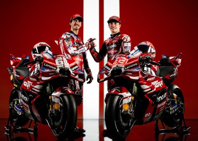 Los pilotos del equipo Ducati Lenovo Team de MotoGP para 2026, Francesco Bagnaia y Marc Márquez
