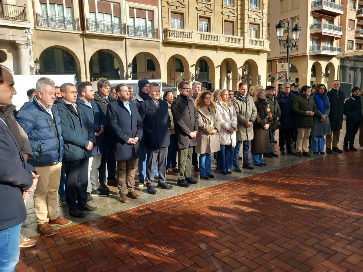 Logroño guarda un minuto de silencio tras la tragedia de Adamuz y la delegada pide paciencia para investigar causas