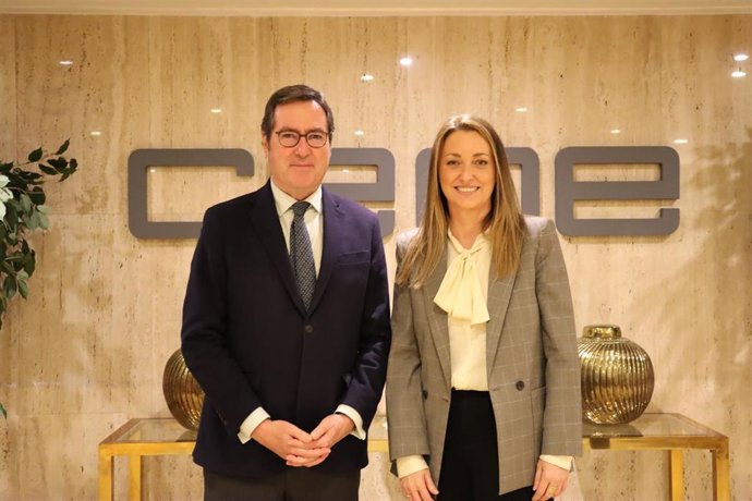 El presidente de CEOE, Antonio Garamendi, y la presidenta de AstraZeneca España, Laura Colón.