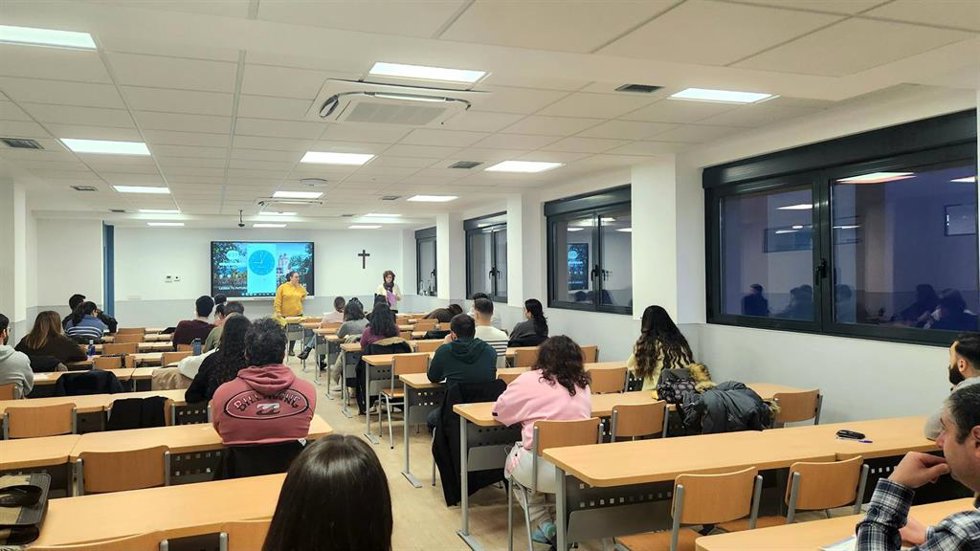 Estudiantes de títulos online en una de las aulas del Campus UCAM-COE de Torrejón de Ardoz, en el primer día de exámenes