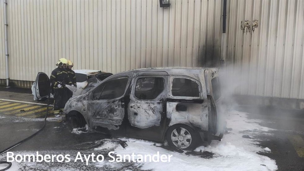 Un incendio afecta a tres coches en el Puerto de Santander