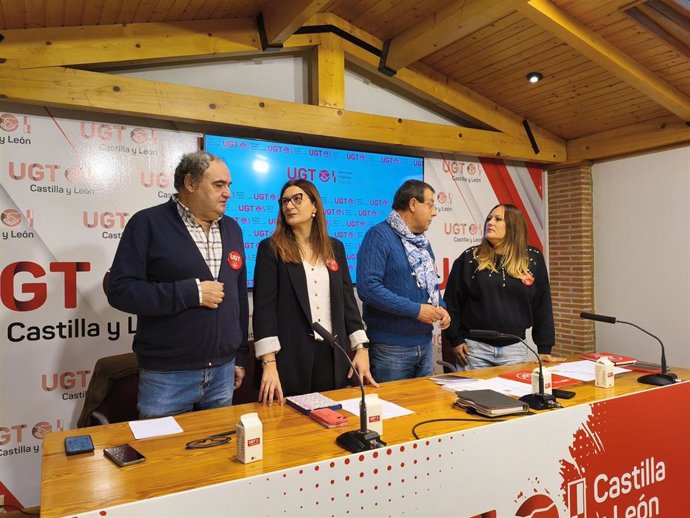 Representantes de UGT en la rueda de prensa para pedir la reclasificación de personal de la Junta.