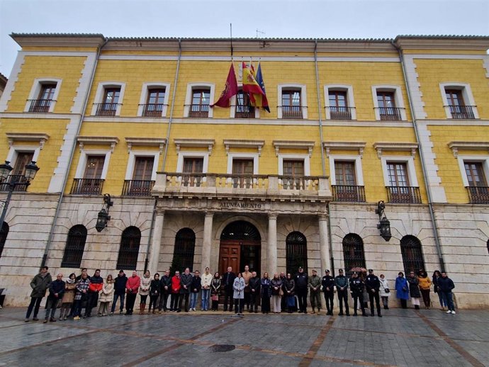 Minuto de silencio en el Ayuntamiento de Teruel por el accidente de Ademuz.