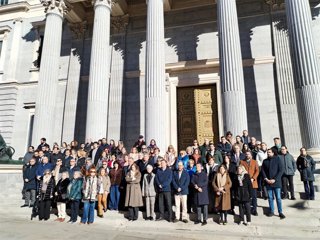 Diputados, trabajadores y visitantes del Congreso guardan un minuto de silencio en homenaje a las víctimas del accidente ferroviario en Adamuz (Córdoba).