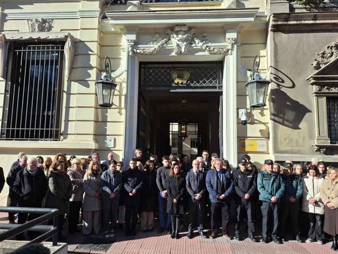 Minuto de silencio en la Delegación del Gobierno en Madrid tras el accidente ferroviario en Adamuz (Córdoba).