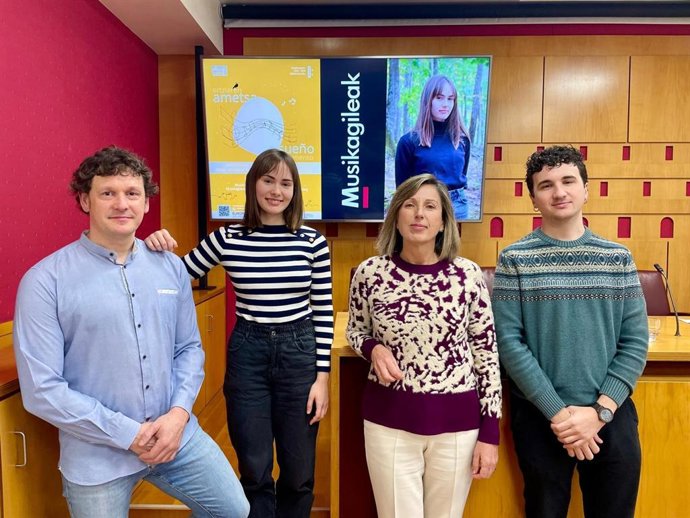 Ezker-eskuin: Luis Orduña, Nuria Lopez, Sonia Diaz de Corcuera eta Jon Esnaola