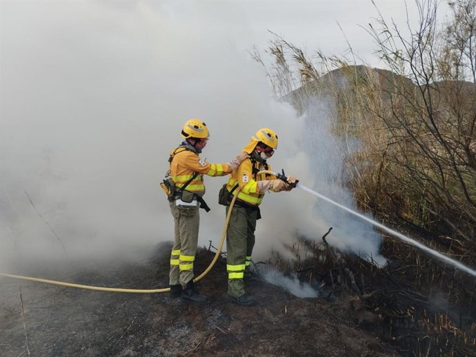 Efectivos adscritos al Plan Infomur, de lucha contra los incendios forestales, sofocan un incendio de vegetación en la pedanía de Tébar, en el término municipal de Águilas