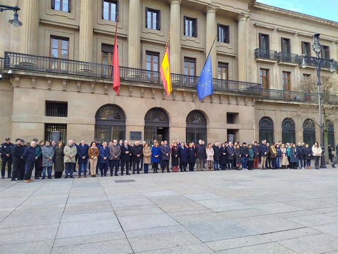 Concentración de instituciones navarras en solidaridad con las víctimas del accidente ferroviario en Adamuz