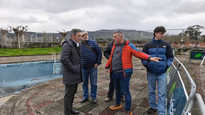 El concejal de Deportes del Ayuntamiento de Gijón, Jorge Pañeda, visita las instalaciones deportivas de la antigua Universidad Laboral que se van a reformar.