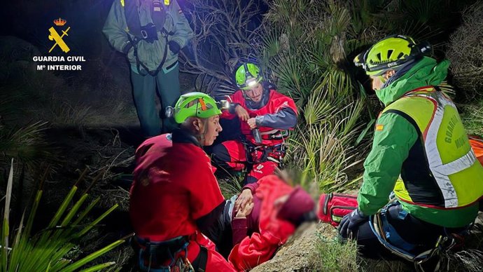 Rescate de la Guardia Civil en una cala de Cabo de Gata (Almería).