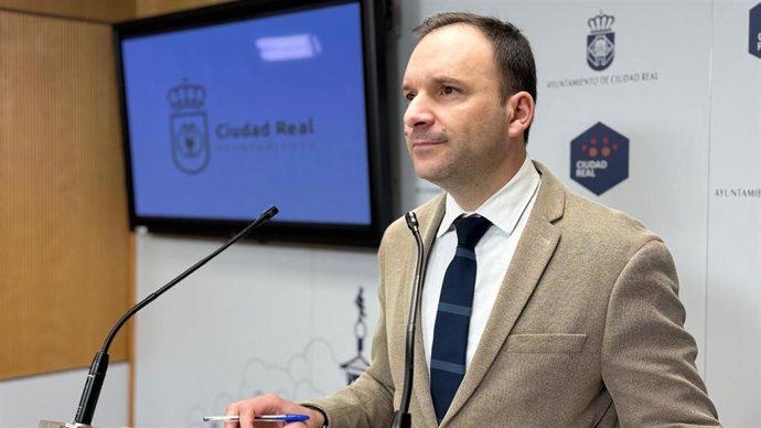 El portavoz del equipo de Gobierno en el Ayuntamiento de Ciudad Real en rueda de prensa.