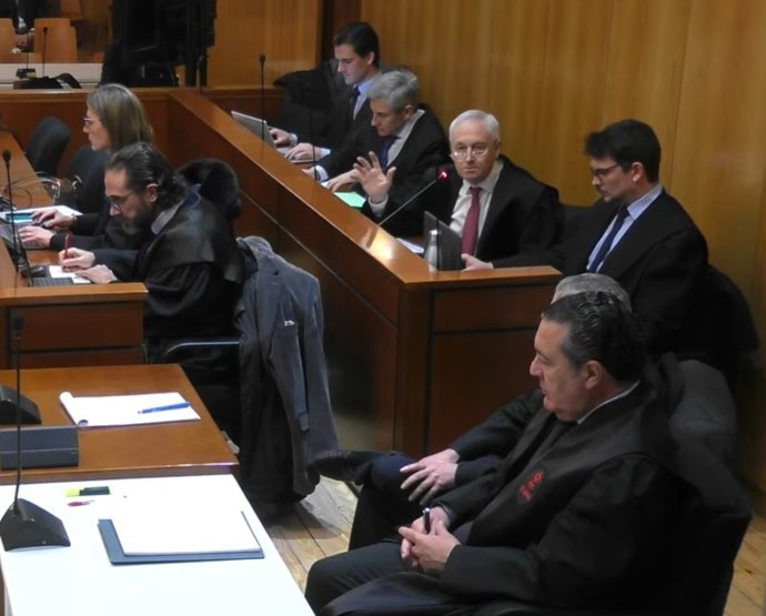El defensor del empresario Patricio Llorente, segundo por la derecha en el banco más próximo a la pared de la sala, en pleno informe en una nueva sesión del juicio por la 'trama eólica'.