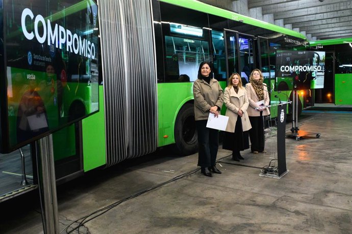 La presidenta del Cabildo de Tenerife, Rosa Dávila (c), en una rueda de prensa para dar cuenta del balance de actividad de Titsa en 2025