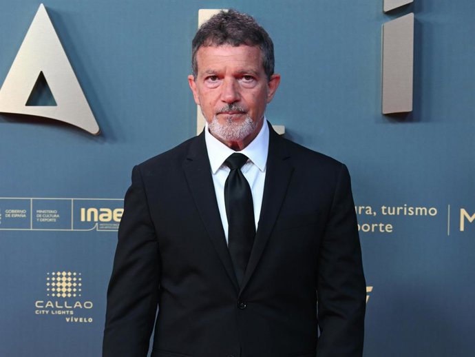 Archivo - Antonio Banderas durante la alfombra roja de los Premios Talía de la Academia de las Artes Escénicas en el Teatro Fernán Gómez Centro Cultural de la Villa