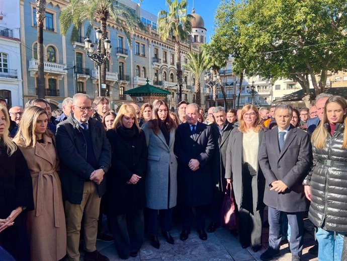 La consejera de Inclusión Social, Loles López, este lunes en el minuto de silencio que se ha guardado en Huelva tras el accidente ferroviario de Adamuz (Córdoba).