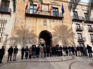Minuto de silencio en Elche (Alicante) por las víctimas del accidente de Adamuz (Córdoba)