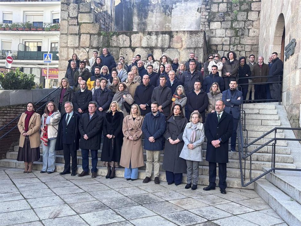 La Junta de Extremadura guarda un minuto de silencio en señal de duelo por las víctimas de Adamuz (Córdoba)