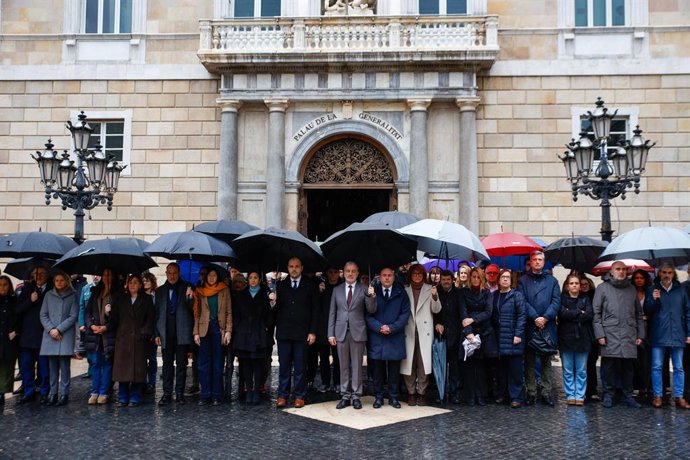 Instant del minut de silenci a la plaça Sant Jaume