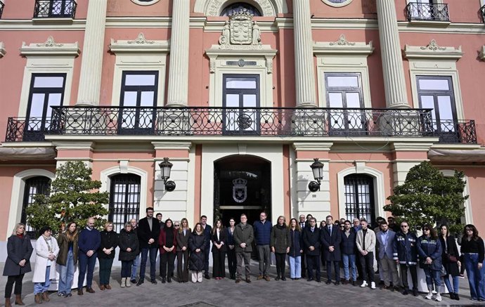 Minuto de silencio en la puerta del Ayuntamiento de Murcia
