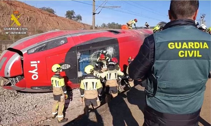 Bomberos actúan en la cabina del tren Iryo accidentado en Adamuz (Córdoba), a 19 de enero de 2026.