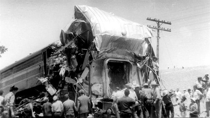 Estado en el que quedó el ferrobús procente de Cádiz tras el brutal choque con el expreso de Madrid, a la altura de la estación de El Cuervo.