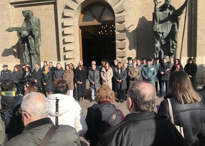 La alcaldesa de Zaragoza, Natalia Chueca, en el minuto de silencio por las victimas del accidente ferroviario en Adamuz (Córdoba)