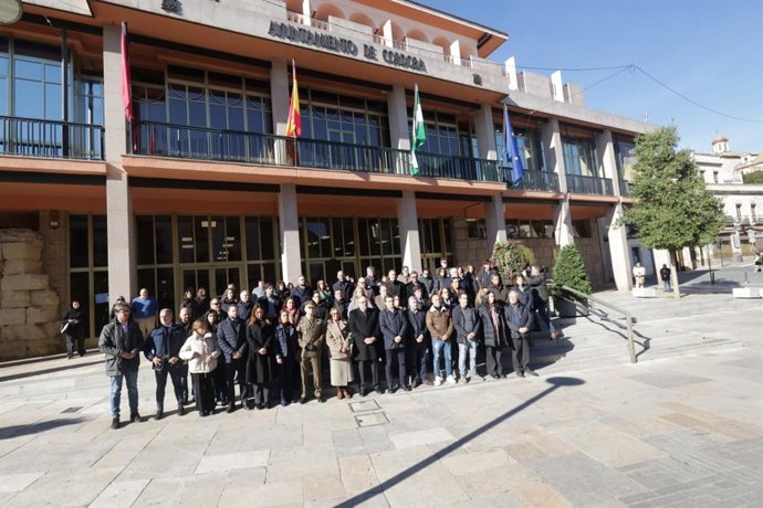 Minuto de silencio en la puerta del Ayuntamiento de Córdoba por el accidente de trenes en Adamuz.