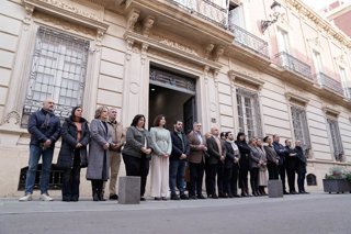 Miembros de la Corporación Provincial guardan un minuto de silencio por las víctimas del accidente ferroviario de Adamuz (Córdoba).