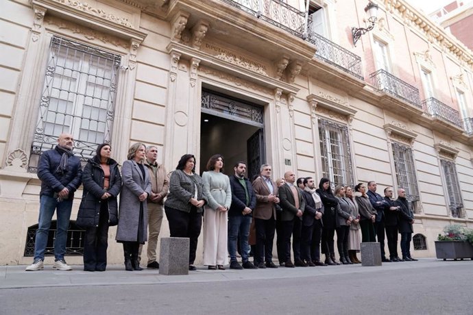 Miembros de la Corporación Provincial guardan un minuto de silencio por las víctimas del accidente ferroviario de Adamuz (Córdoba).