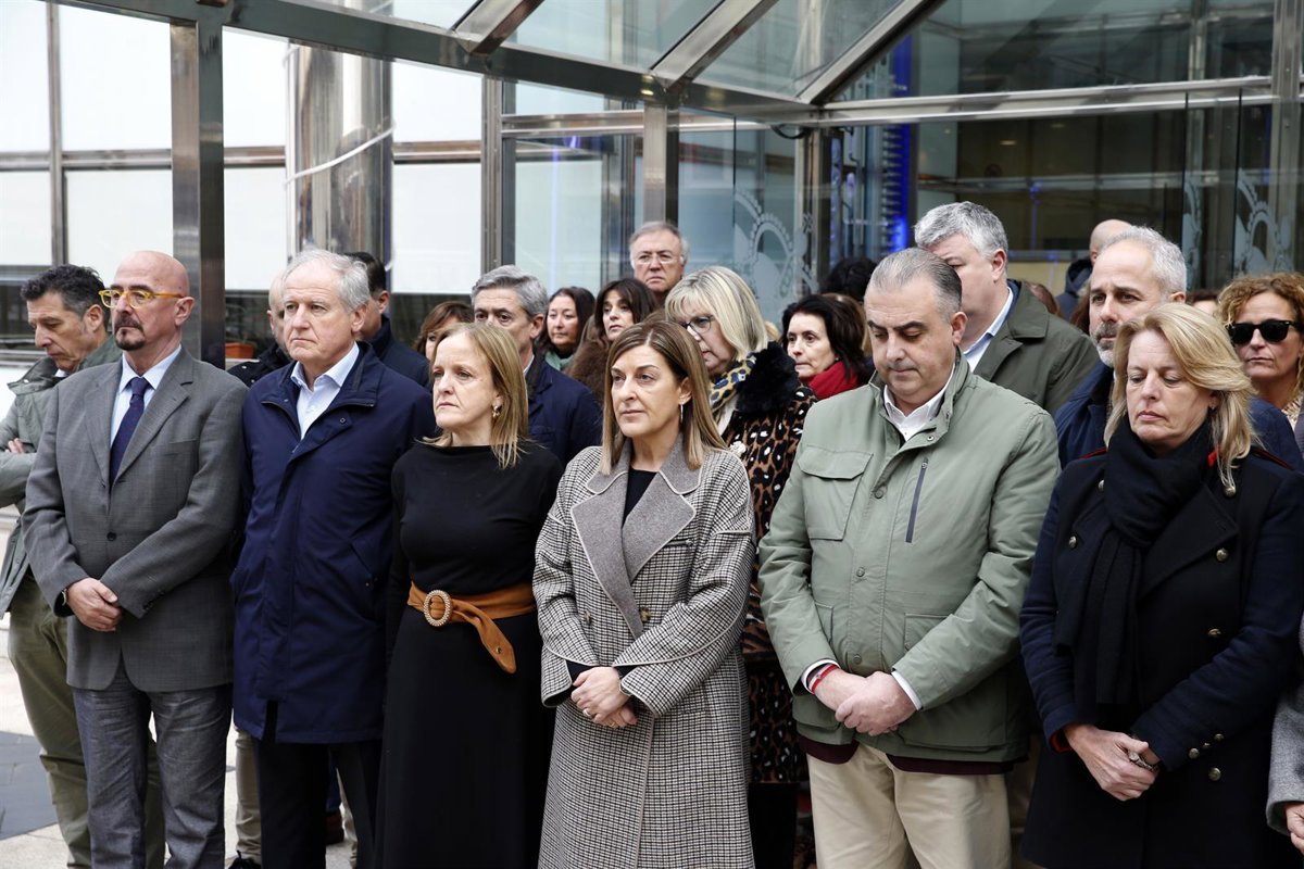 Cantabria guarda un minuto de silencio por el accidente ferroviario:  Andalucía no está sola 