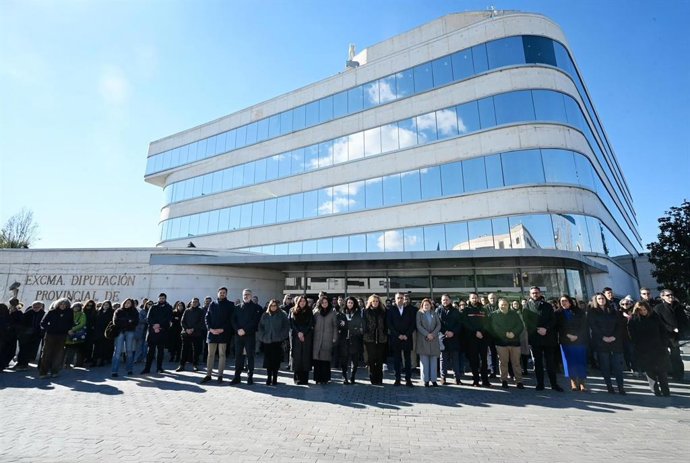 Minuto de silencio a las puertas de la Diputación de Granada por el accidente ferroviario en Adamuz